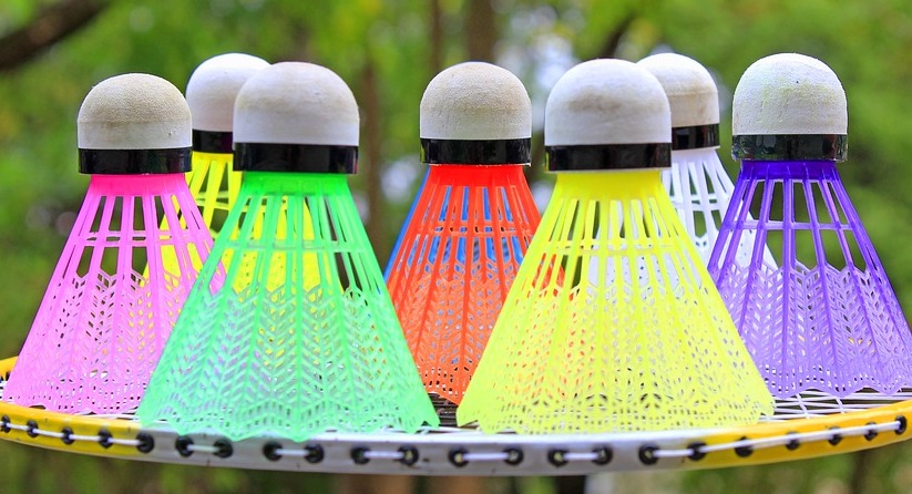 Zdjęcie prezentuje kolorowe lotki do gry w badmintona.