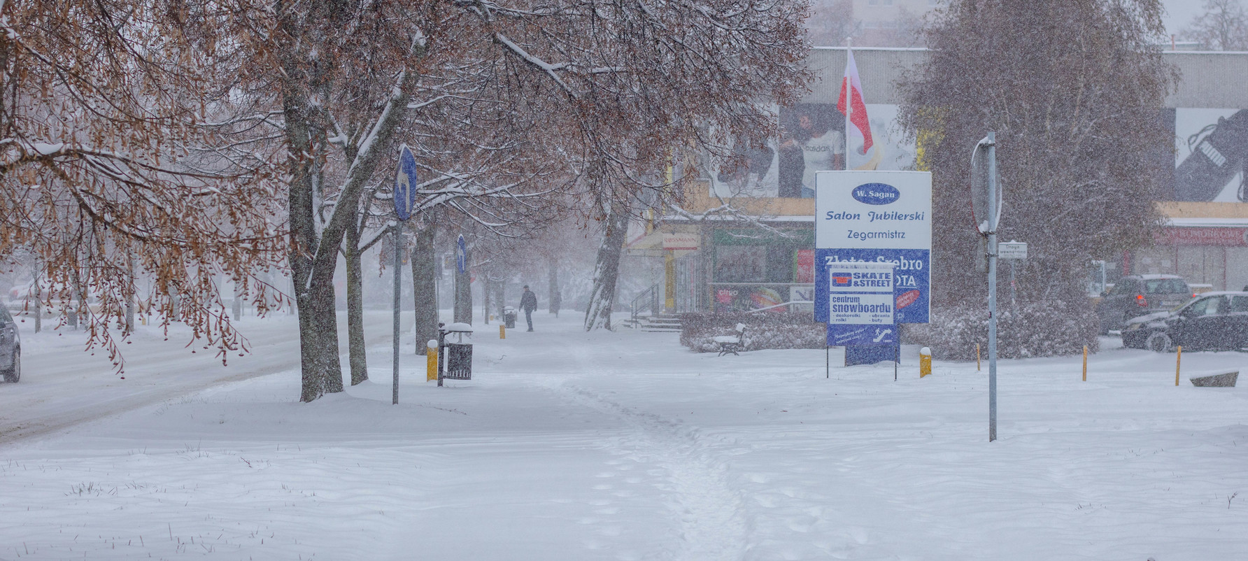 Zdjęcie zaśnieżonej ulicy Centralnej