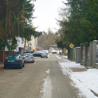 Ulica z zaparkowanymi samochodami 