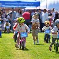 Grupa dzieci podczas wyścigu