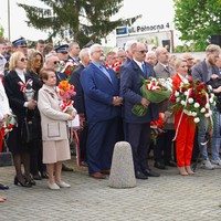 delegacje skladają kwiaty pod pomnikiem