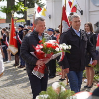 Delegacja sklada kwiaty pod pomnikiem