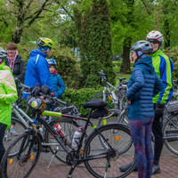Grupa rowerzystów na starcie rajdu
