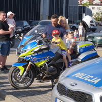 dzieci na motorze policyjnym