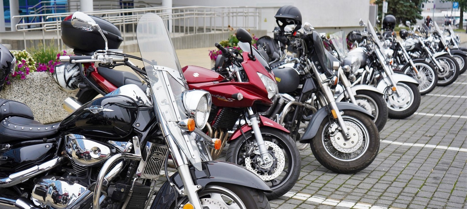 Zdjęcie kilku motocykli stojących na parkingu