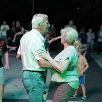 Kobieta i mężczyzna tańczący w parze