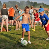 Dwóch chłopców grających w piłkę nożną