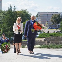 Kobieta i mężczyzna składający kwiaty