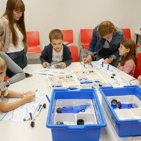 Dzieci podczas zabawy LEGO