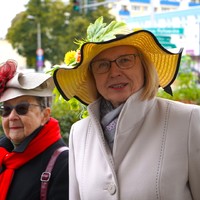 Na zdjeciu dwie panie w kolorowych kapeluszach.