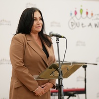Zdjęcie kobiety za mównicą