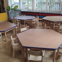 stoliki dla dzieci w sali