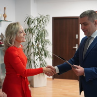 Prezydent Miasta Puławy wręcza akta nadania stopnia awansu zawodowego nauczycielce. 