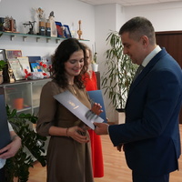 Prezydent Miasta Puławy wręcza akta nadania stopnia awansu zawodowego nauczycielce.
