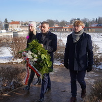 Prezydent Miasta Puławy oraz Radni Rady Miasta Puławy składający kwiaty