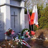 Pomnik z flagami i kwiatami