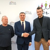 Prezydent Miasta Puławy oraz przedstawiciele Uczniowskiego Klubu Sportowego „Dziewiątka” 