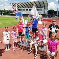 Dekoracja dzieci biorących udział w zawodach biegowych - Ogólnopolskie Biegi o „Błękitną Wstęgę Wisły”