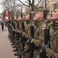  Żołnierze podczas uroczystości patriotycznych