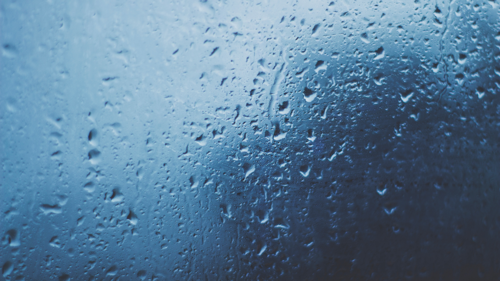 zdjęcie kropel deszczu na szybie
