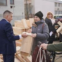 Prezydent Paweł Maj rozdaje budki mieszkańcom