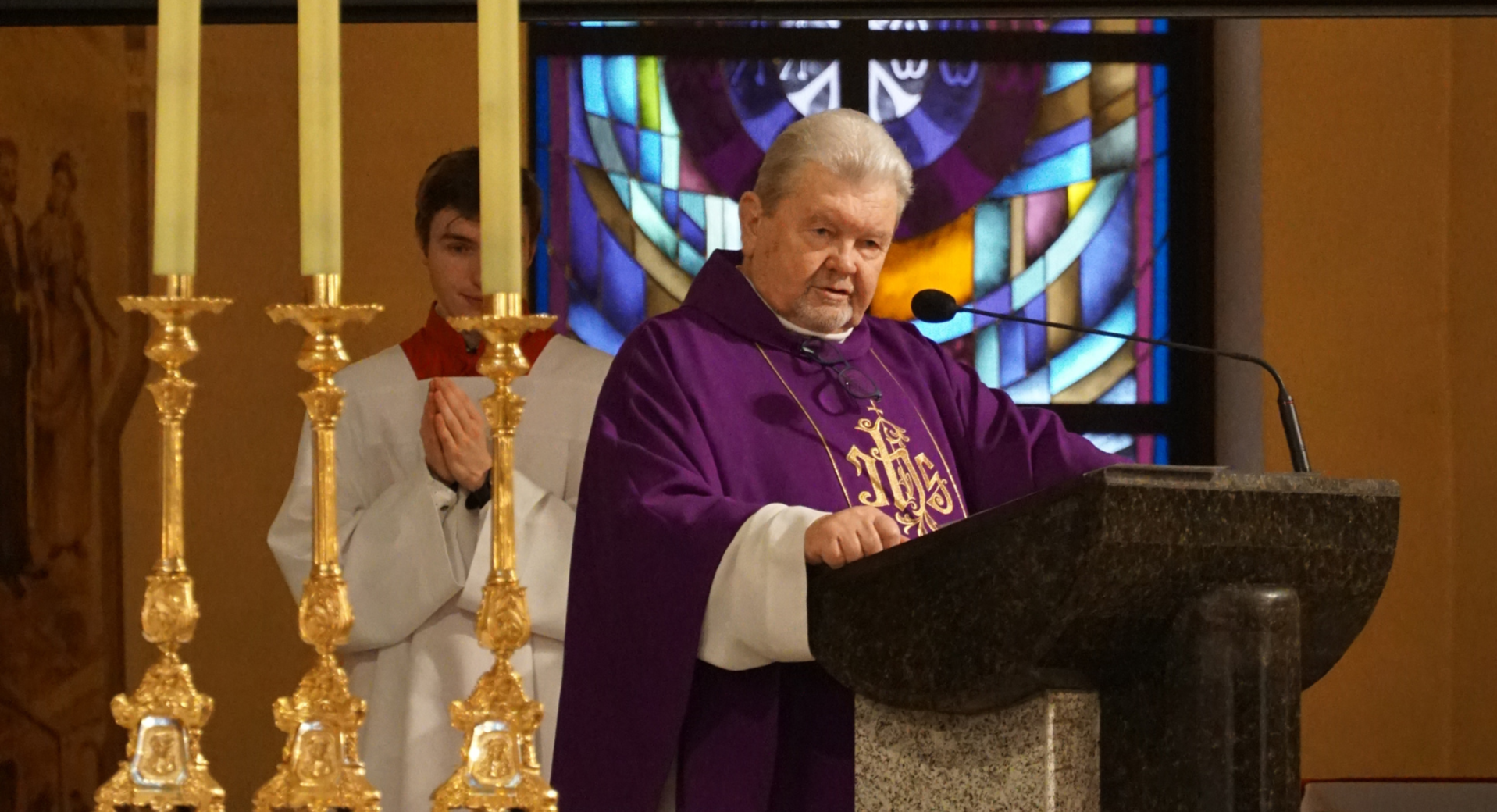 Zdjęcie kapłana podczas przemówienia