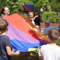 Piknik Międzypokoleniowy - Puławy dla rodziny - zabawy z kolorową płachtą
